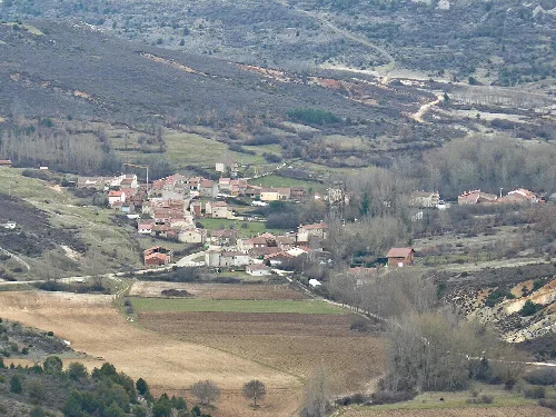 Houses in a rural landscape in Carazo, Burgos.