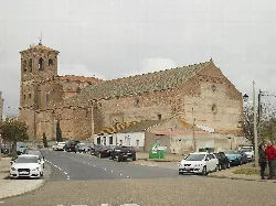 Iglesia de san Cipriano en Fontiveros, Ávila, con torre y paredes de piedra.