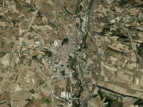 Imagen aérea de Tafalla con edificios y campos alrededor.