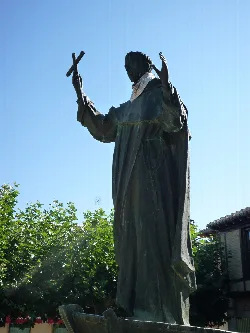 Statue of Saint Telmo holding a cross in Frómista.