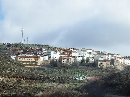 Panoramablick auf Häuser auf einem Hügel in Salvacañete.