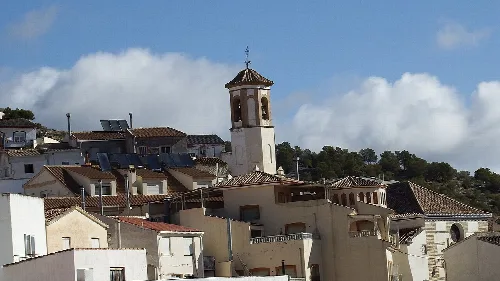 Casas blancas y torre de iglesia en Lúcar, Almería.
