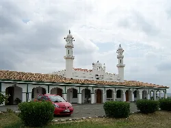 Basharat-Moschee mit Minaretten und Bogengebäude in Pedro Abad.