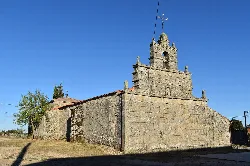 Pequeña iglesia de piedra con campanario en Torregamones.