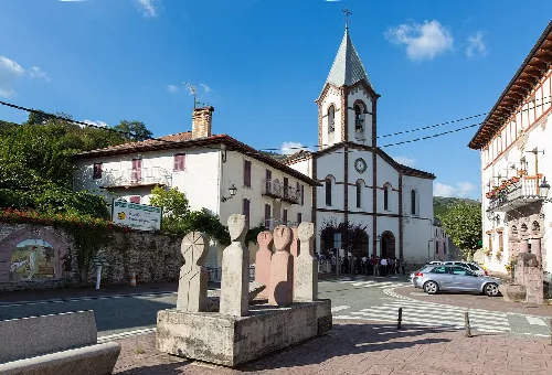 Kirche und Skulpturen auf dem Hauptplatz von Luzaide.