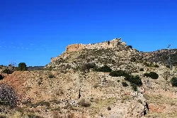 Ruins der Burg in Domeño mit klarem blauen Himmel.