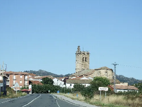 Blick auf Kirche und Häuser in Becedas, Ávila.