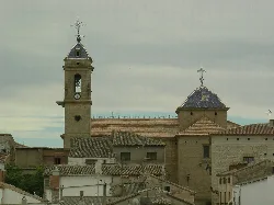 Glockenturm und Kuppel der ehemaligen Kollegiatkirche Santiago in Castellar.
