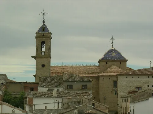 Glockenturm und Kuppel der ehemaligen Kollegiatkirche Santiago in Castellar.
