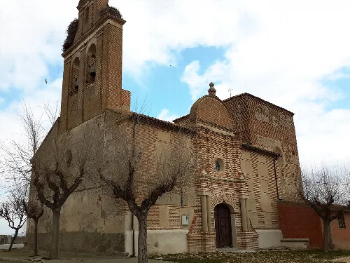 Backsteinkirche mit Turm in El Bohodón.