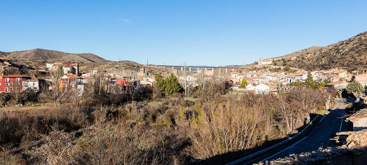 Landschaft mit Häusern und Bergen in Castejón de las Armas.