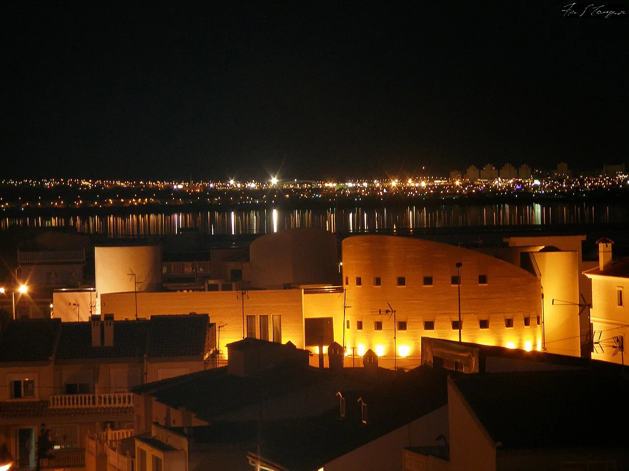 Vista del Ayuntamiento de Los Montesinos de noche, en Alicante (España). Sin fuente.