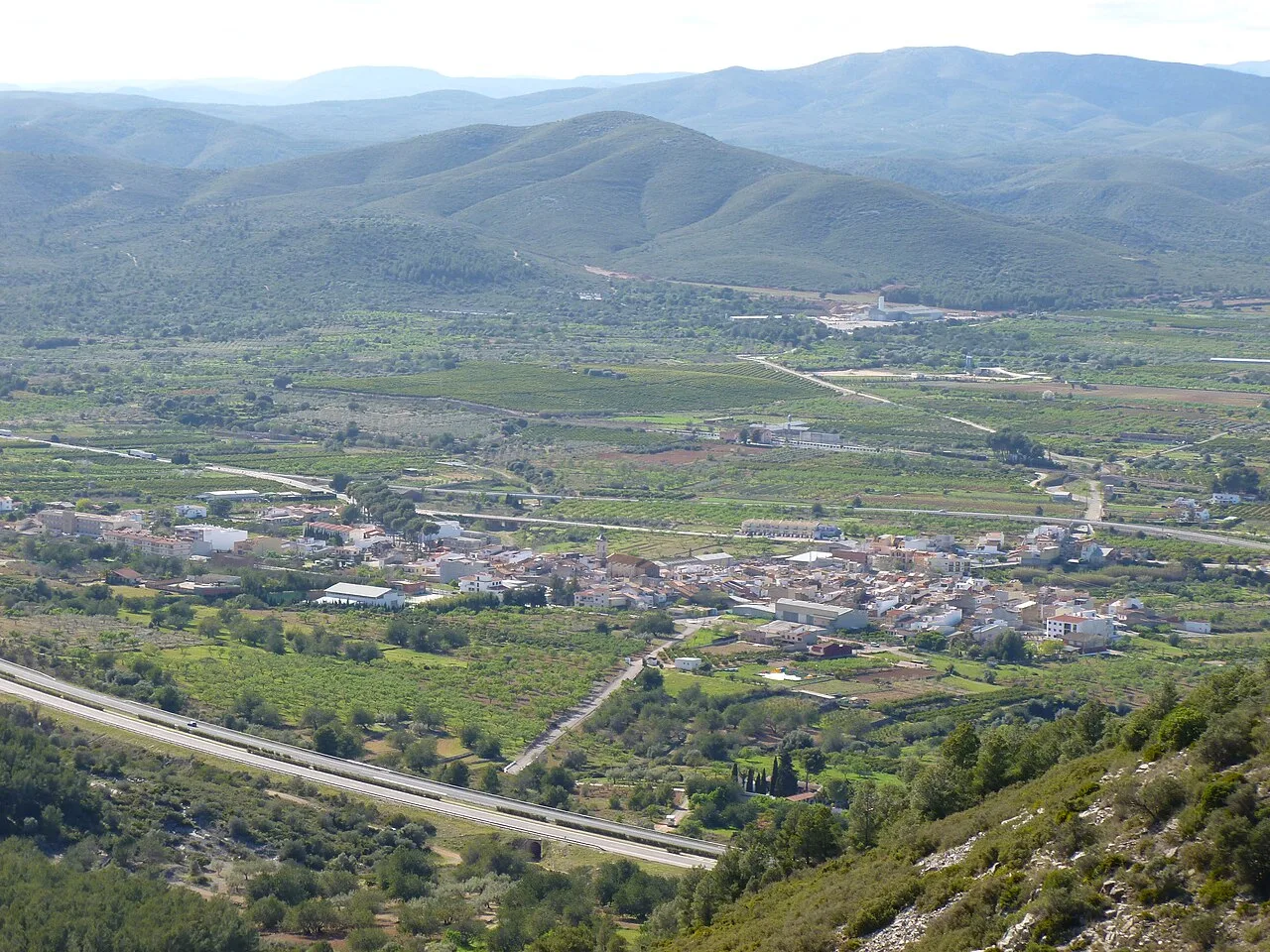 Vista de Santa Magdalena de Polpís desde la pujada al castell