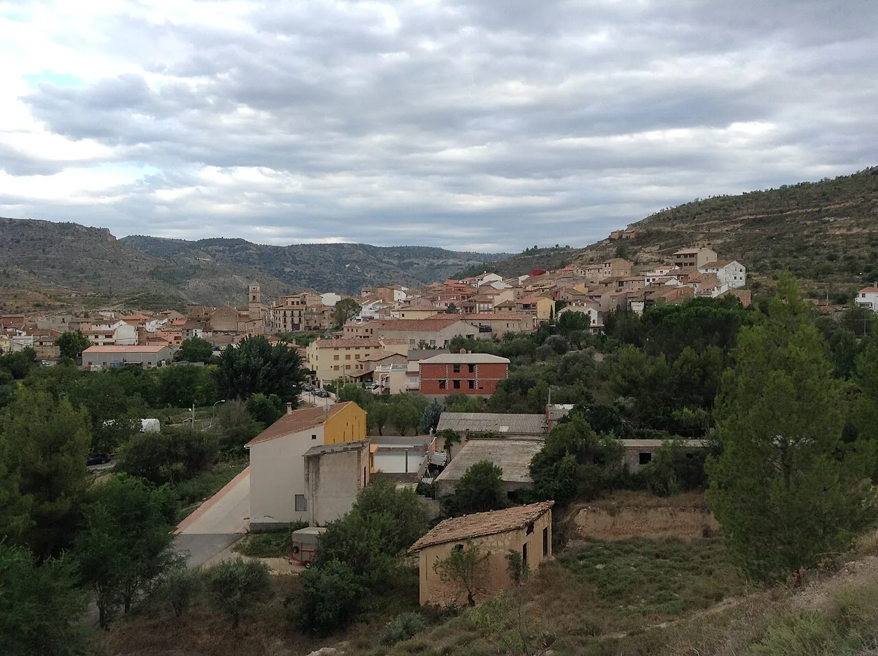 Paisaje de Casas Altas con casas y árboles en un entorno montañoso.