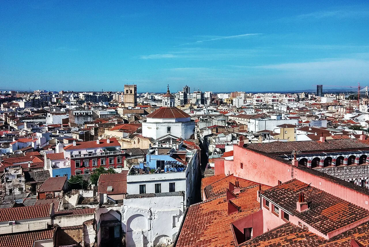 Blick auf die Stadt Badajoz vom Torre Espantaperros mit Gebäuden und blauem Himmel.