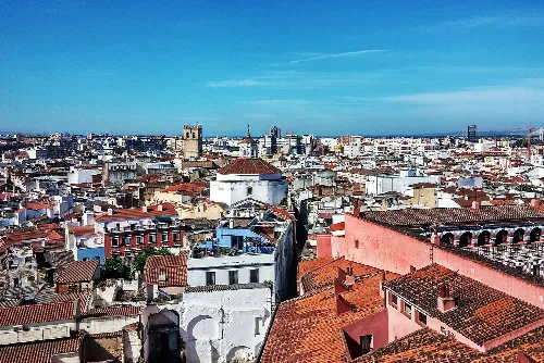 Blick auf die Stadt Badajoz vom Torre Espantaperros mit Gebäuden und blauem Himmel.