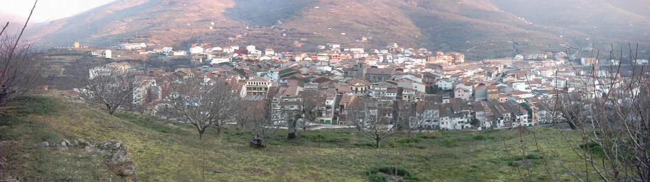 Häuser in Cabezuela del Valle in einem von Bergen umgebenen Tal.