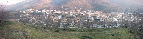 Häuser in Cabezuela del Valle in einem von Bergen umgebenen Tal.