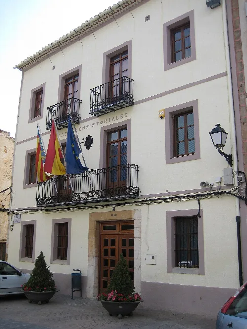 Rathaus mit Flaggen und Balkonen an der Fassade.