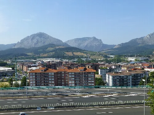 Vista de edificios y montañas en Abadiano, Vizcaya.