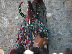 Jarramplas-Figur mit Maske und bunter Kleidung in Piornal.
