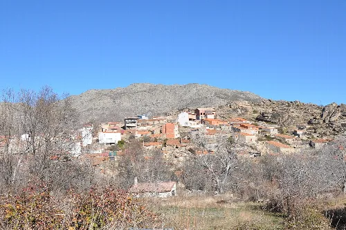 Panoramablick auf Navarredondilla mit Häusern und Berg.