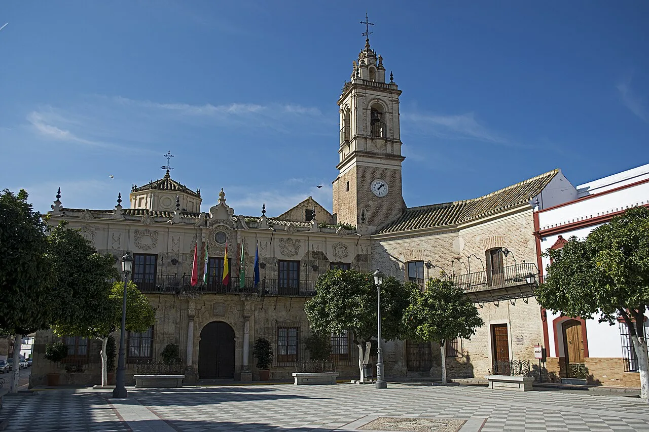 Rathaus mit Turm und Uhr auf dem Hauptplatz von Lora del Río.