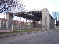 Pabellón deportivo de San Justo de la Vega con estructura de hormigón y paredes de ladrillo.