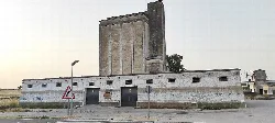 Betonsilo mit rechteckiger Struktur und Türen an der Basis in Brozas.