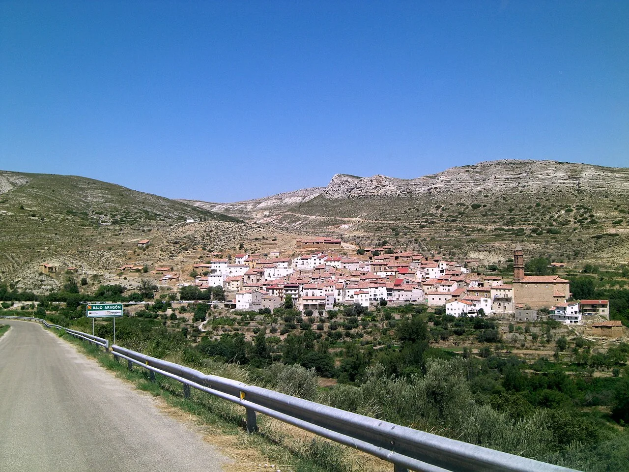 Vista panorámica de Seno, Teruel, con casas blancas y montañas.