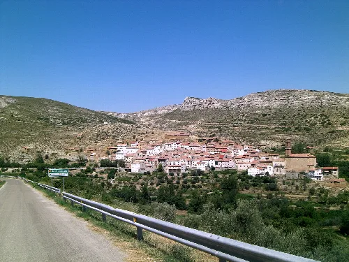 Panoramablick auf Seno, Teruel, mit weißen Häusern und Bergen.