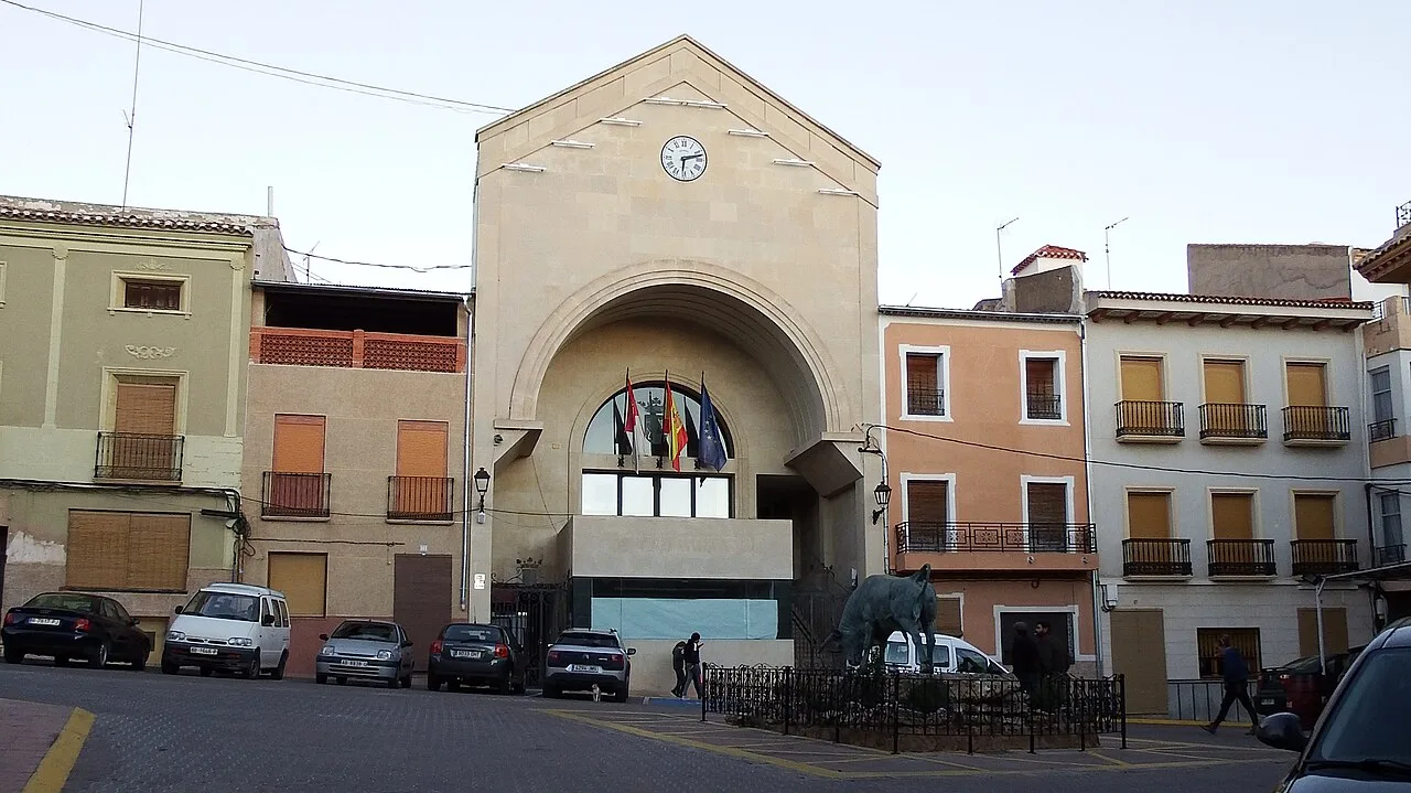 Plaza en Ontur con monumento, fuente y edificios alrededor.