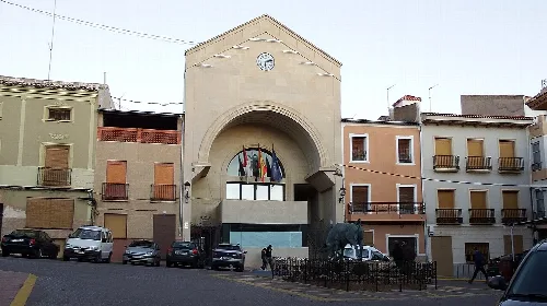 Plaza en Ontur con monumento, fuente y edificios alrededor.