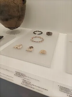 Knochenschneide und alte Gegenstände in einer Ausstellung.