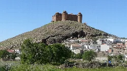 Castillo en una colina con casas blancas en Granada.