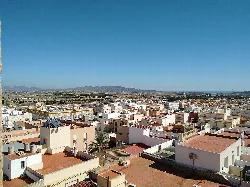Vista de casas blancas y montañas en Vera.