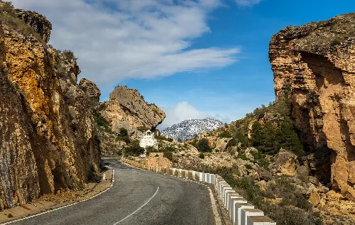 Straße umgeben von Felsen und Bergen in Fortuna, Murcia.