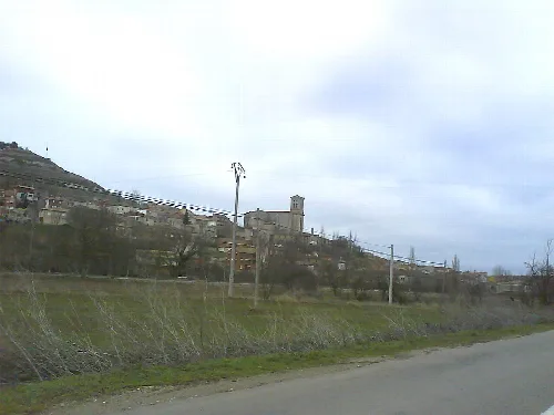 Vista del pueblo de Pampliega, destacando la Iglesia de San Pedro en la silueta, en la provincia de Burgos (España).