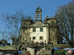 Fassade einer Kirche mit Glockenturm in Lalín, Galicien.