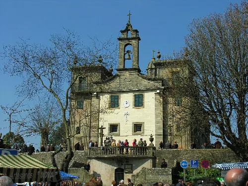 Fachada de una iglesia con campanario en Lalín, Galicia.