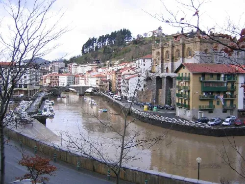 Blick auf Fluss und Gebäude in Ondárroa, Vizcaya, Baskenland.