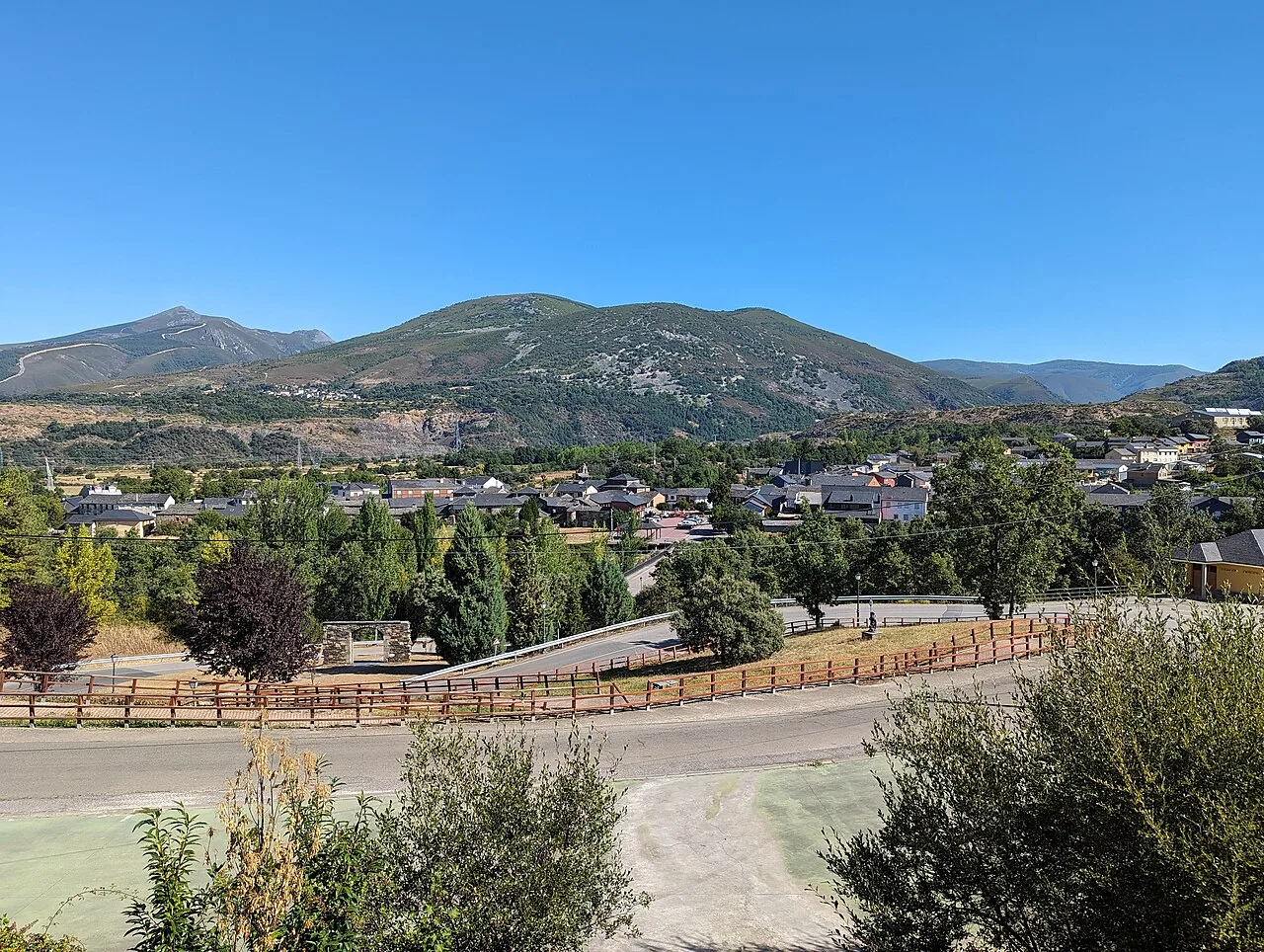 Landscape with mountains, houses, and trees in Páramo del Sil.