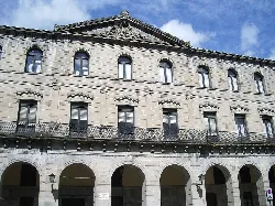 Fachada del seminario de Bergara con arcos y ventanas en la parte superior.