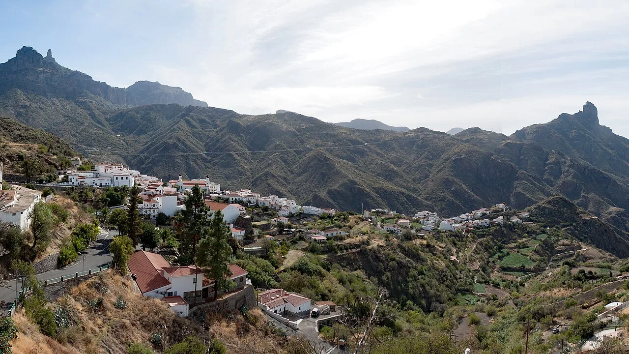 Dorf Tejeda mit Bergen und Felsen im Hintergrund aus Nordosten.