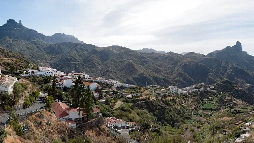 Dorf Tejeda mit Bergen und Felsen im Hintergrund aus Nordosten.