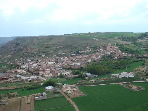 Panoramic view of San Martín de Rubiales with houses and green fields.