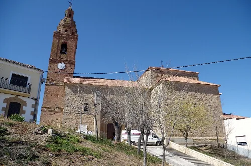 Kirche mit Turm und Uhr in Cañizal, Zamora.