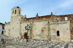 Alte Kirchenfassade mit Glockenturm in La Parra, Badajoz.