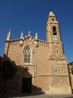 Iglesia parroquial de Santa María con torre y reloj en Cambrils.