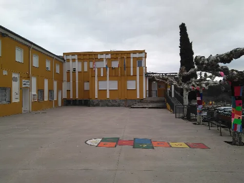 Colegio público de Arganza y Ayuntamiento. El colegio pertenece al CRA de Quilós.